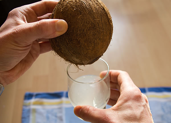 Kokoswasser ablassen